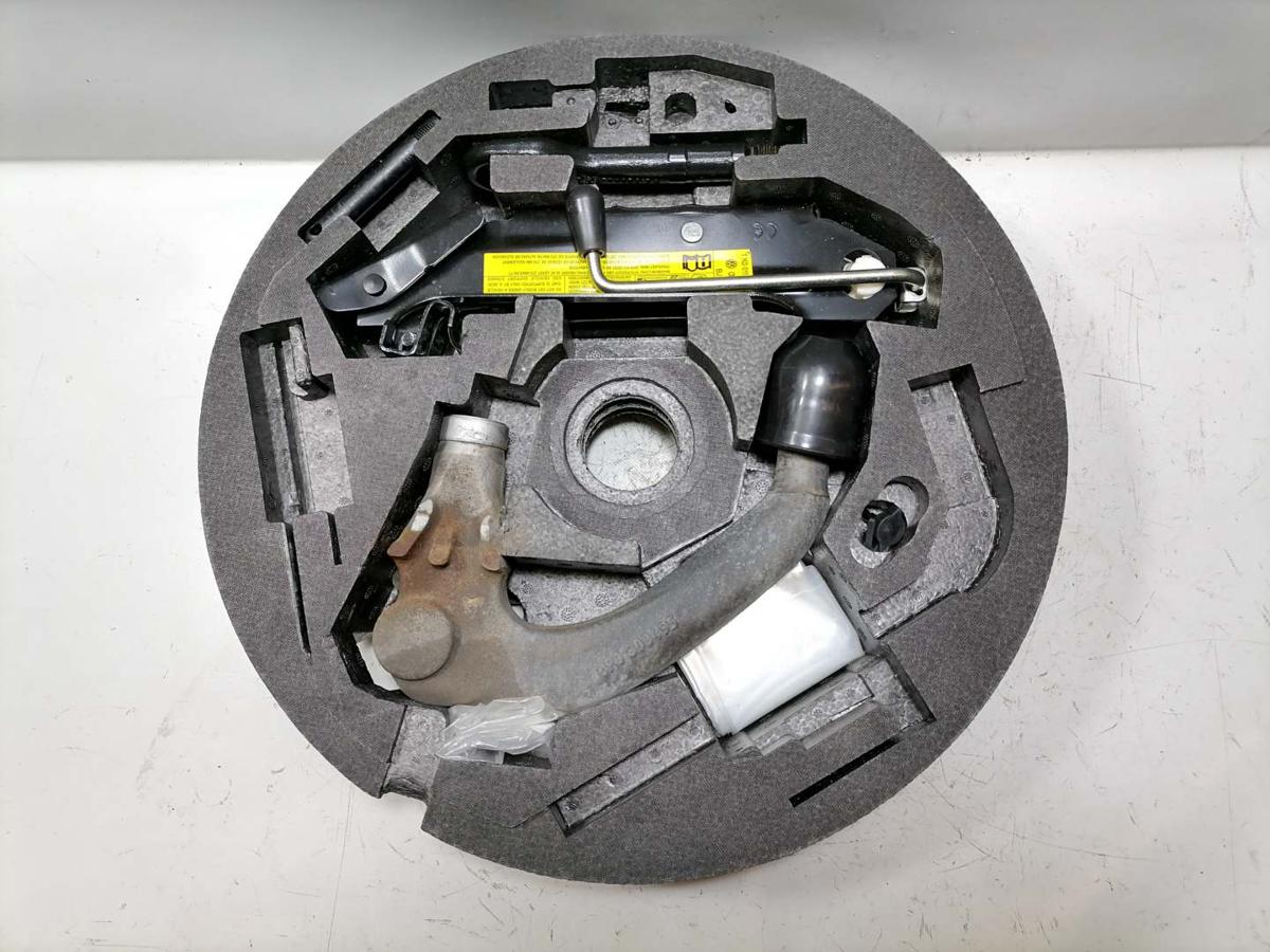 Audi A3 8P original Kugelkopf Anh&auml;ngerkupplung mit Schl&uuml;ssel Bj.2010